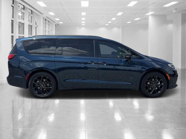 new 2025 Chrysler Pacifica car, priced at $51,557