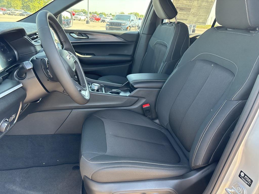 new 2025 Jeep Grand Cherokee car, priced at $34,754