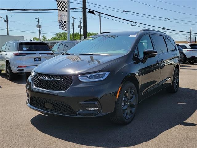 new 2024 Chrysler Pacifica car, priced at $41,933