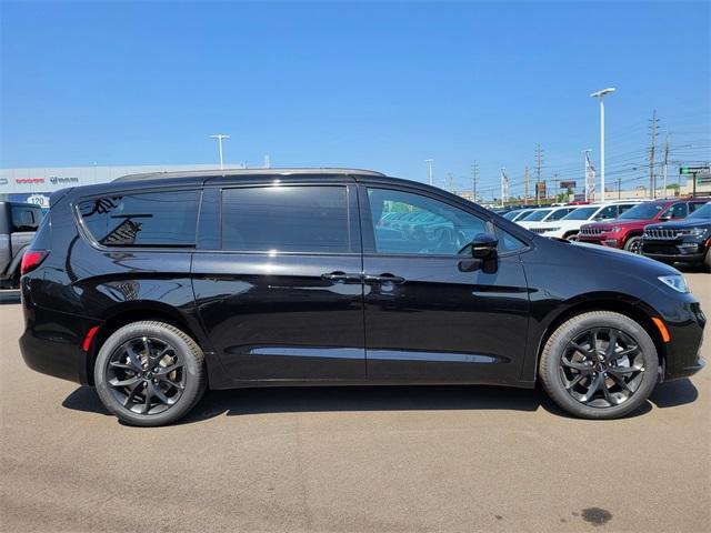 new 2024 Chrysler Pacifica car, priced at $41,933