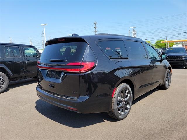 new 2024 Chrysler Pacifica car, priced at $41,933