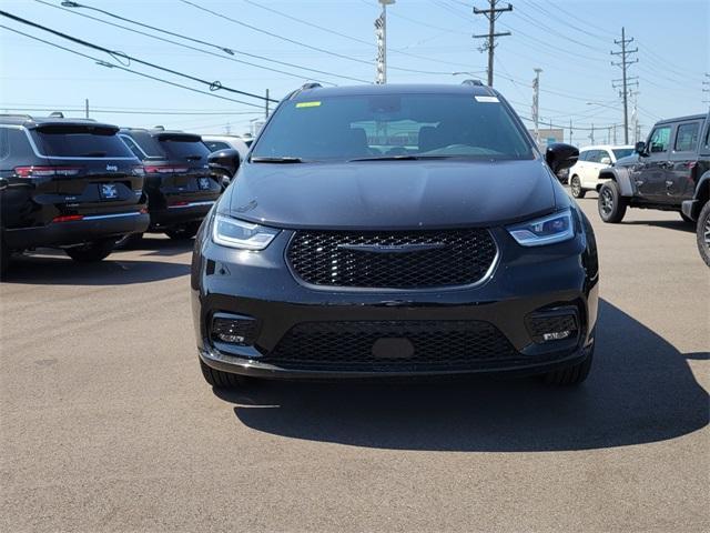 new 2024 Chrysler Pacifica car, priced at $41,933