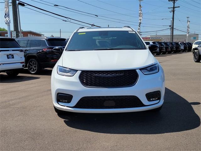 new 2024 Chrysler Pacifica car, priced at $42,871