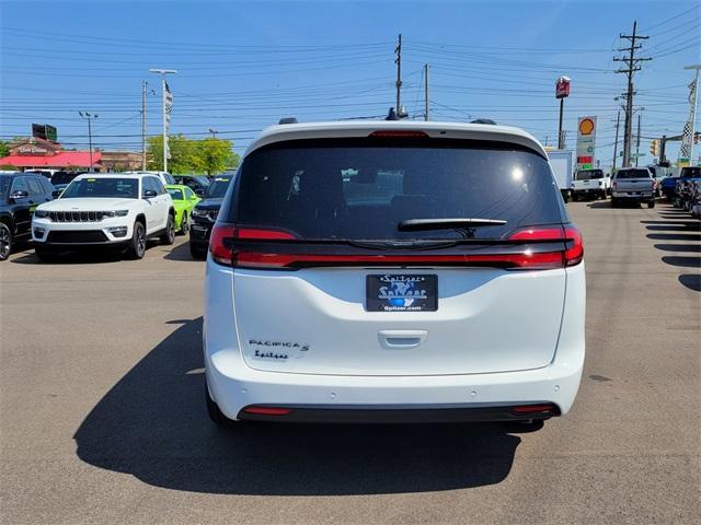 new 2024 Chrysler Pacifica car, priced at $46,284