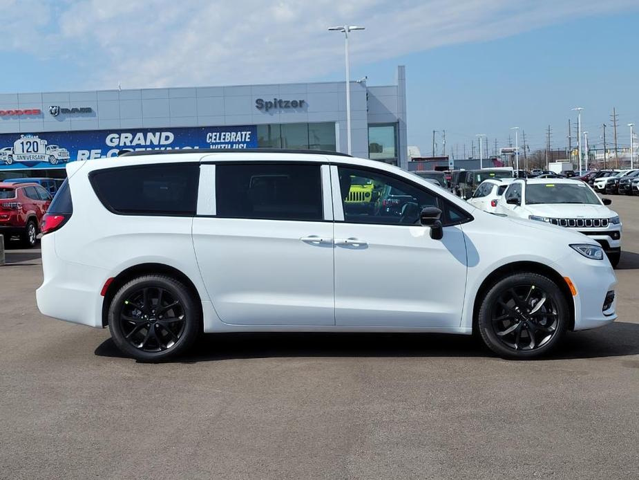 new 2024 Chrysler Pacifica car, priced at $55,037