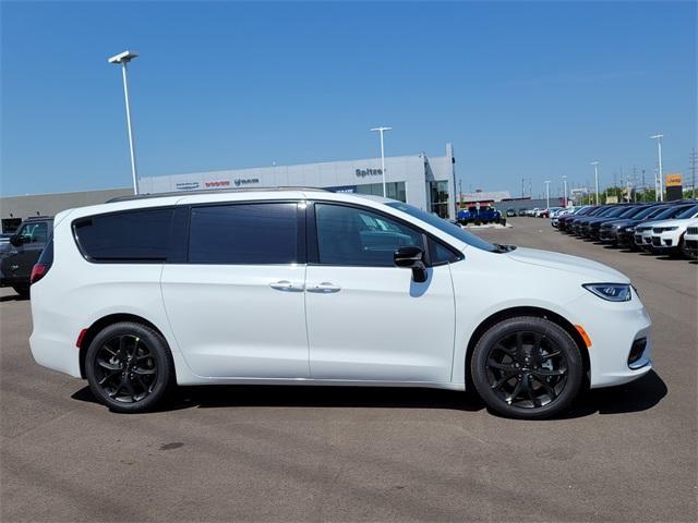 new 2024 Chrysler Pacifica car, priced at $46,645