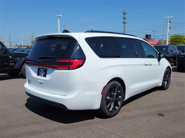 new 2024 Chrysler Pacifica car, priced at $46,645