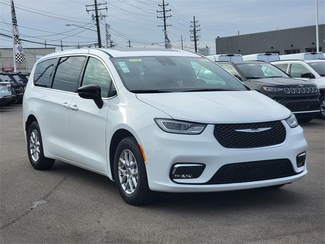 new 2025 Chrysler Pacifica car, priced at $44,320