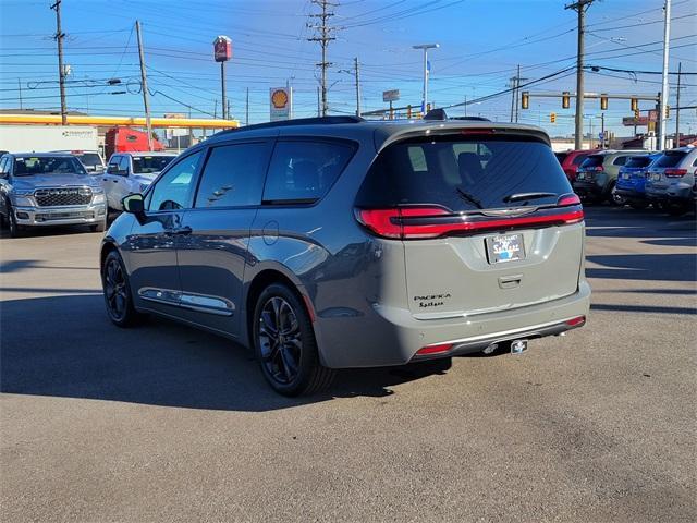 new 2023 Chrysler Pacifica car, priced at $43,876