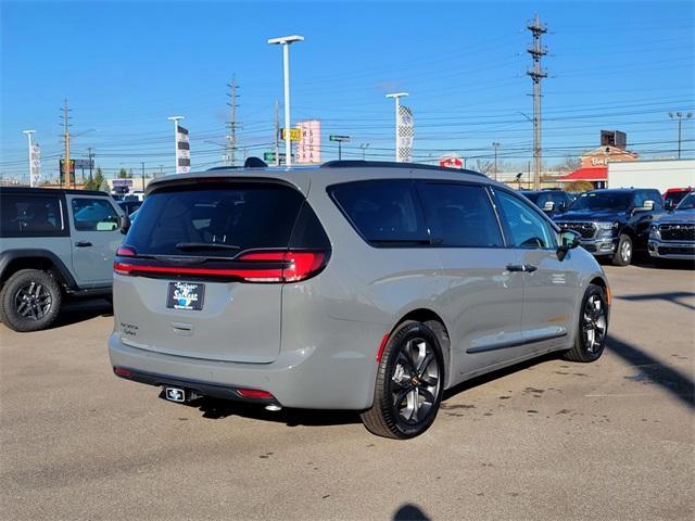 new 2023 Chrysler Pacifica car, priced at $43,876