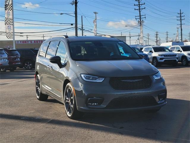 new 2023 Chrysler Pacifica car, priced at $43,876