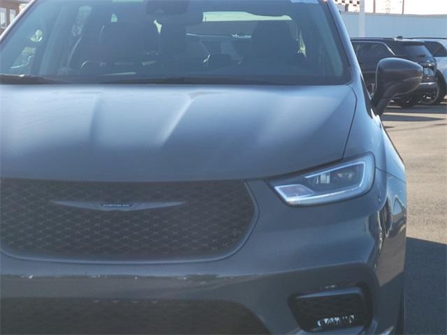 new 2023 Chrysler Pacifica car, priced at $43,876