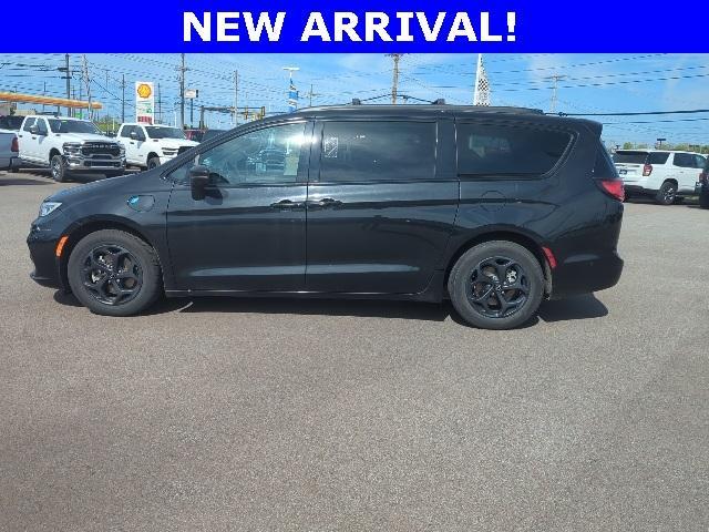 used 2021 Chrysler Pacifica Hybrid car, priced at $28,840