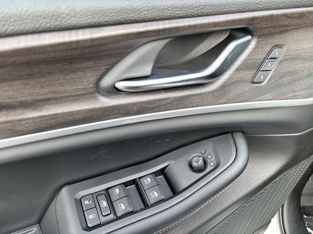 new 2025 Jeep Grand Cherokee car, priced at $46,165