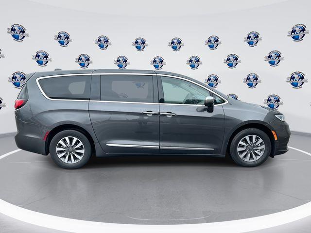 used 2022 Chrysler Pacifica Hybrid car, priced at $33,720