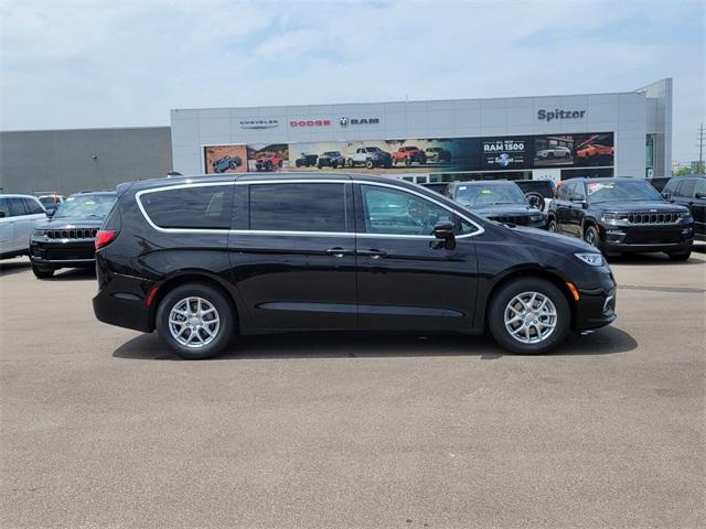 new 2025 Chrysler Pacifica car, priced at $43,647