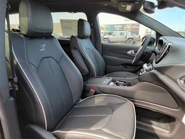 new 2025 Chrysler Pacifica Hybrid car, priced at $53,756
