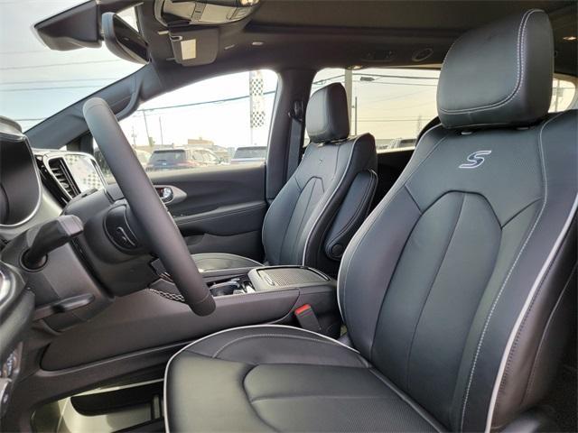 new 2025 Chrysler Pacifica Hybrid car, priced at $52,580