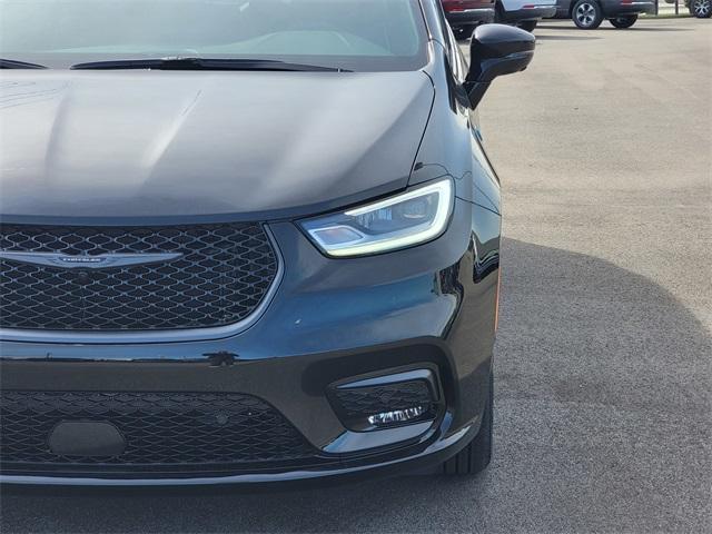 new 2025 Chrysler Pacifica Hybrid car, priced at $52,580