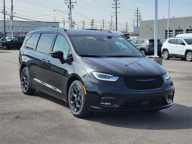 new 2025 Chrysler Pacifica Hybrid car, priced at $52,580