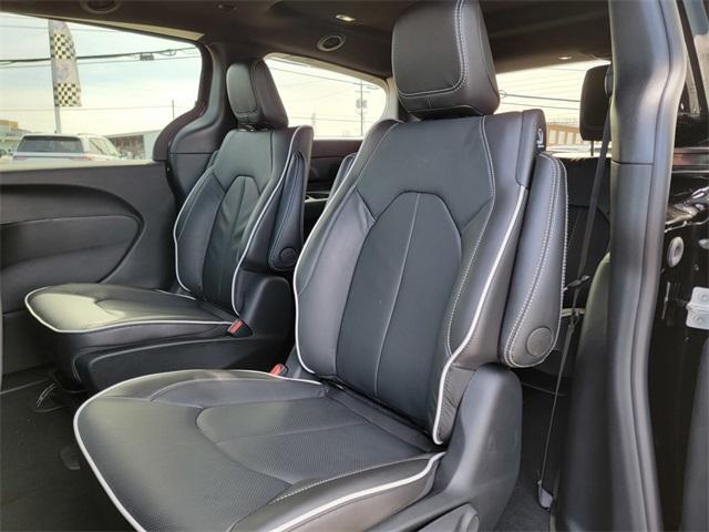 new 2025 Chrysler Pacifica Hybrid car, priced at $52,580