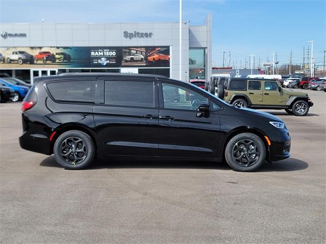 new 2025 Chrysler Pacifica Hybrid car, priced at $52,580