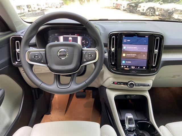 new 2025 Volvo XC40 car