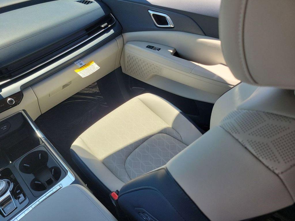 new 2025 Kia Carnival Hybrid car, priced at $39,080