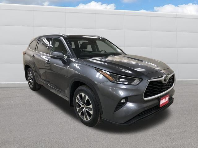 used 2022 Toyota Highlander car, priced at $37,650