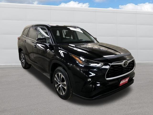 used 2022 Toyota Highlander car, priced at $39,990