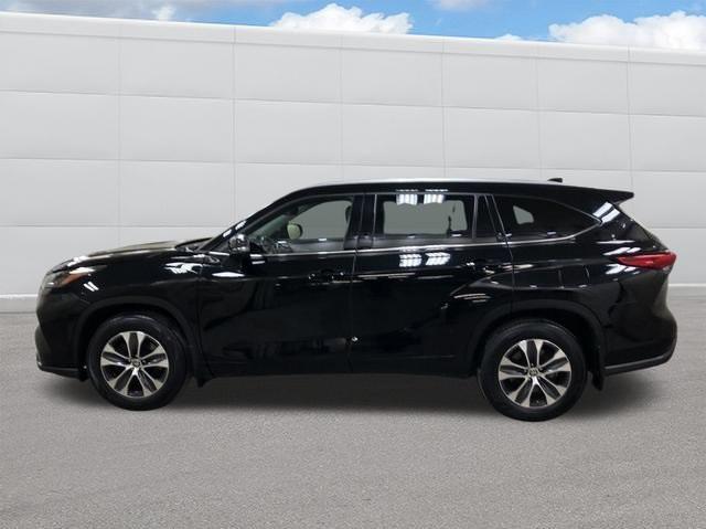 used 2022 Toyota Highlander car, priced at $39,990