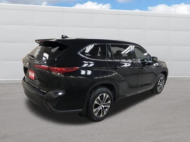 used 2022 Toyota Highlander car, priced at $39,990