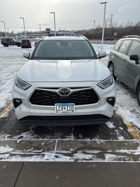 used 2022 Toyota Highlander car, priced at $39,900