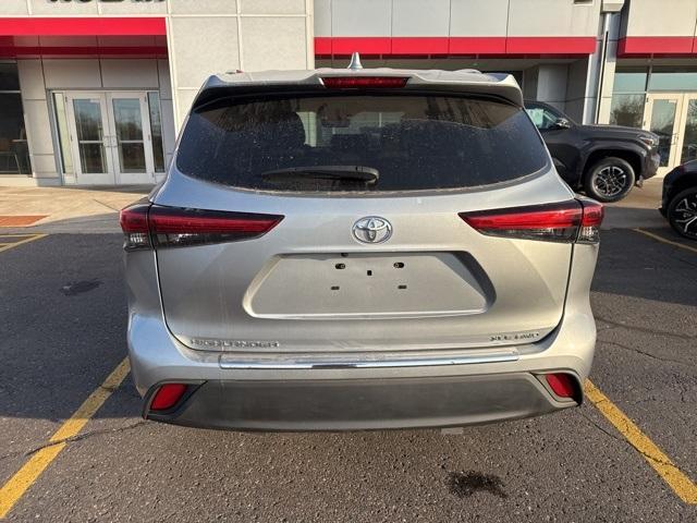 used 2020 Toyota Highlander car, priced at $35,990