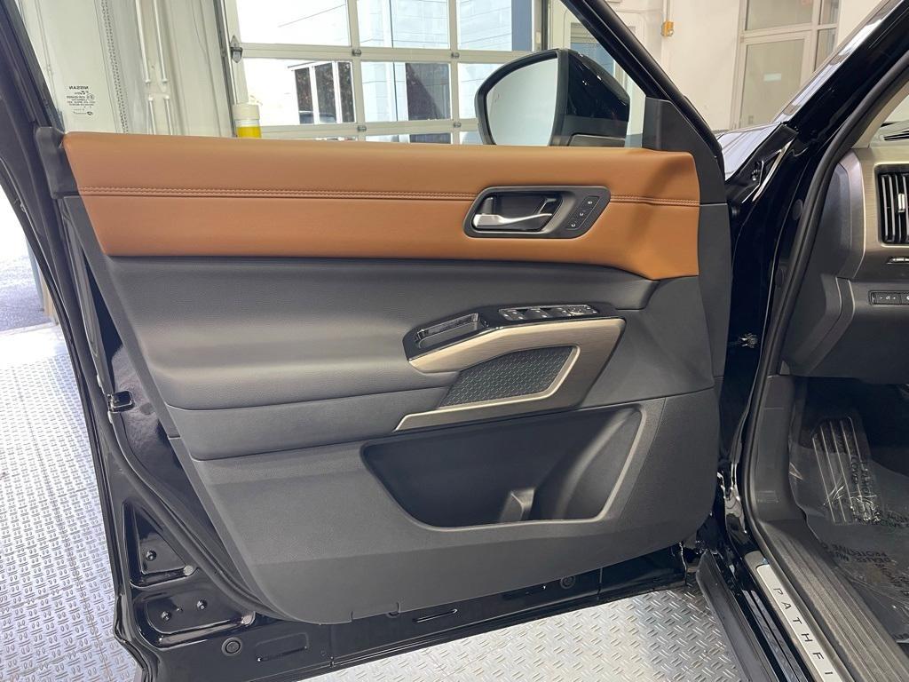 new 2025 Nissan Pathfinder car, priced at $39,860