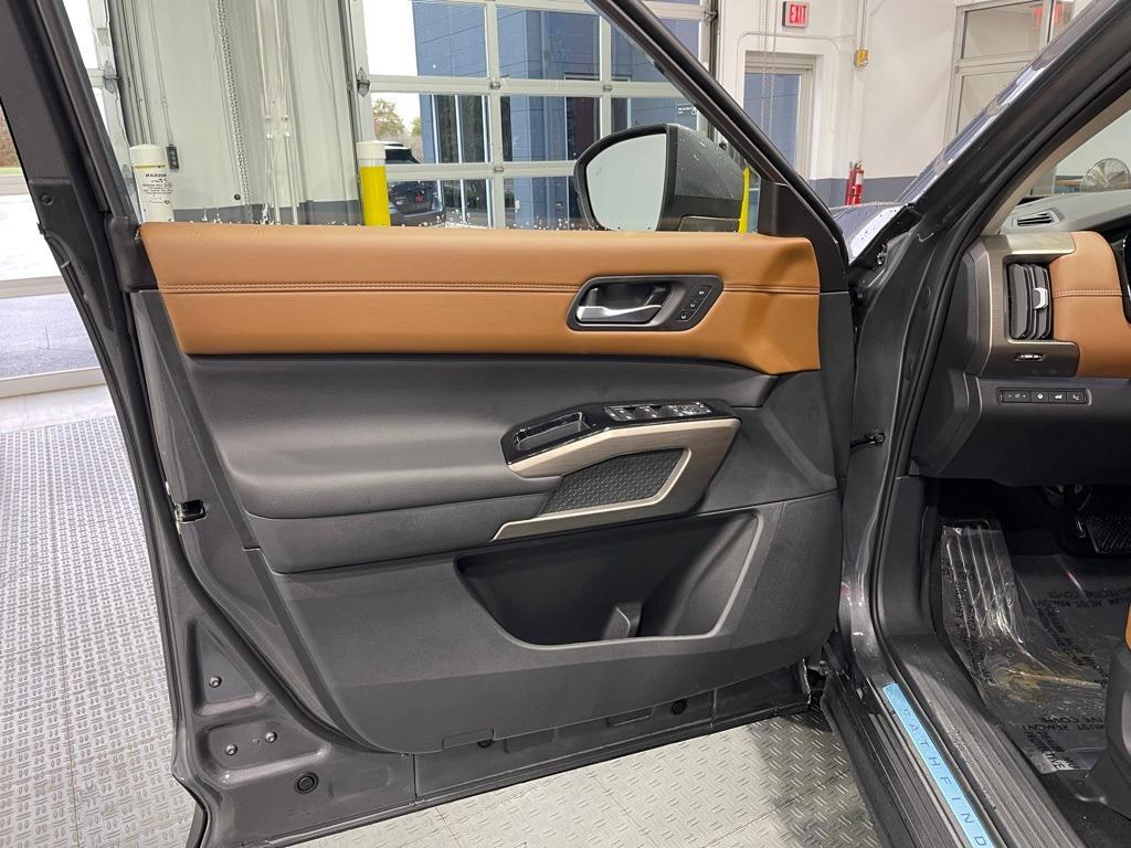 new 2025 Nissan Pathfinder car, priced at $39,175