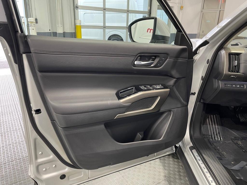 new 2025 Nissan Pathfinder car, priced at $43,205