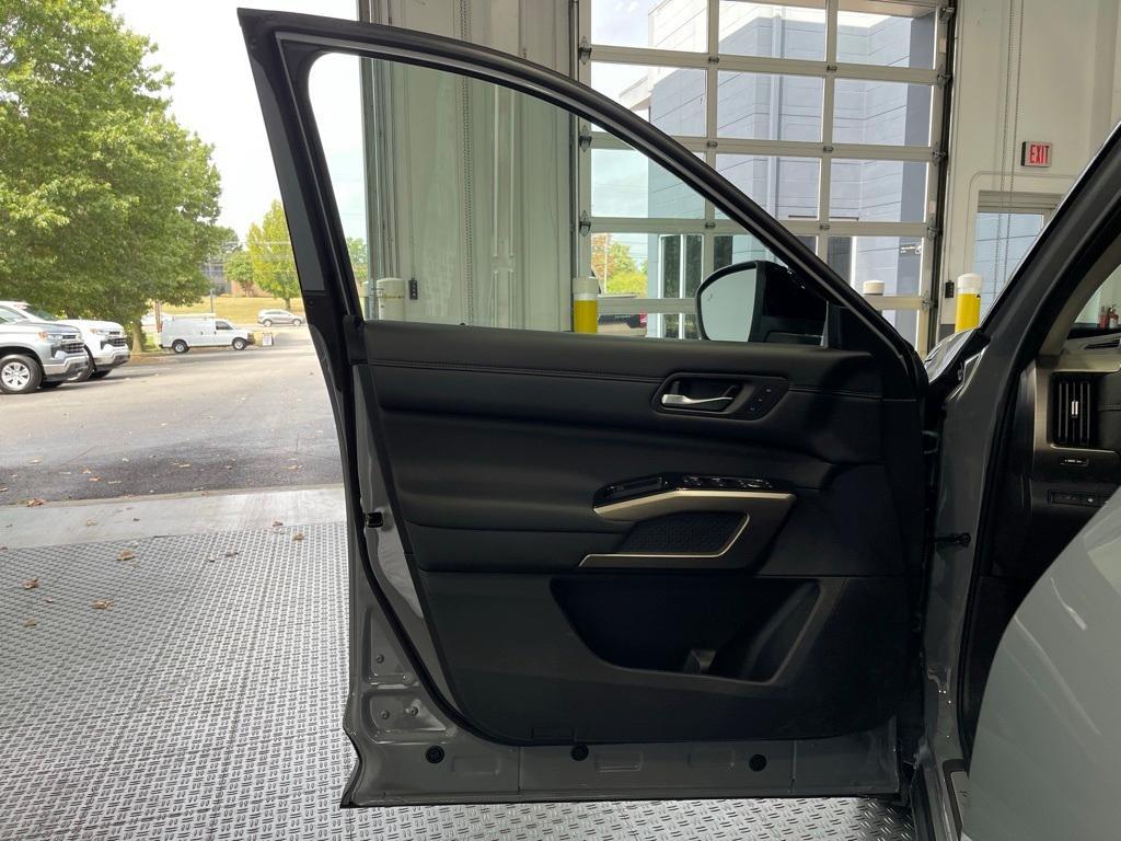 new 2025 Nissan Pathfinder car, priced at $46,857