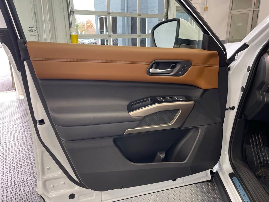 new 2025 Nissan Pathfinder car, priced at $39,975