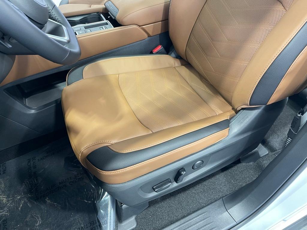 new 2025 Nissan Pathfinder car, priced at $39,975