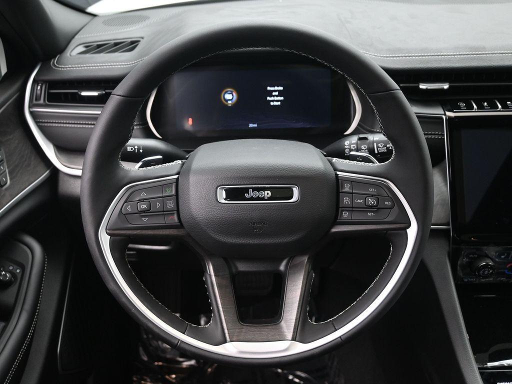 new 2025 Jeep Grand Cherokee car, priced at $45,995