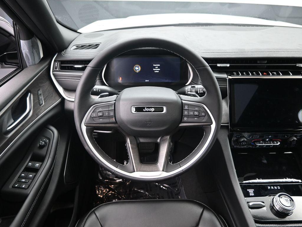 new 2025 Jeep Grand Cherokee car, priced at $45,995