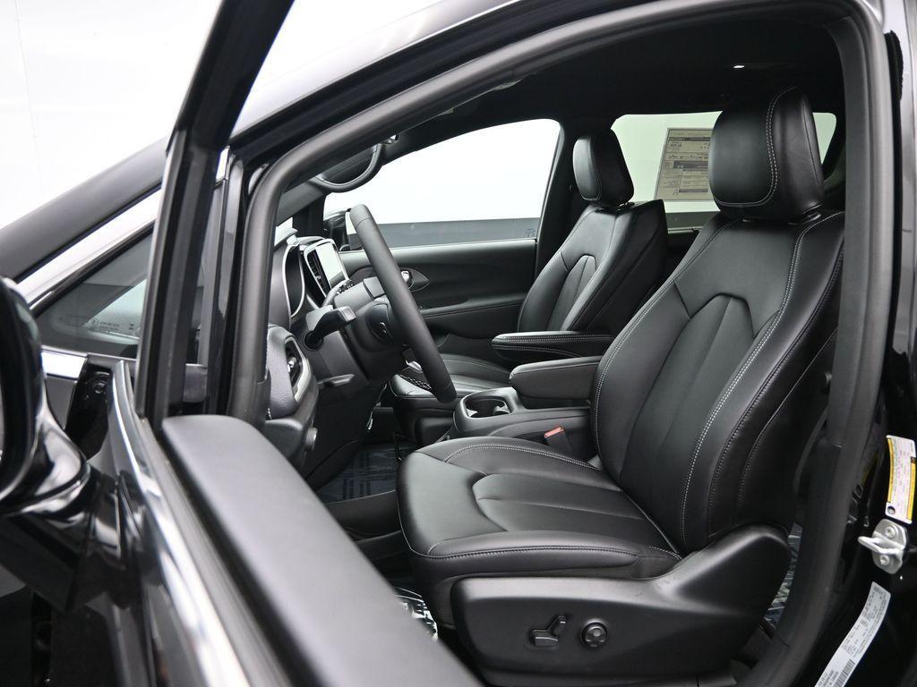 new 2025 Chrysler Pacifica car, priced at $43,207