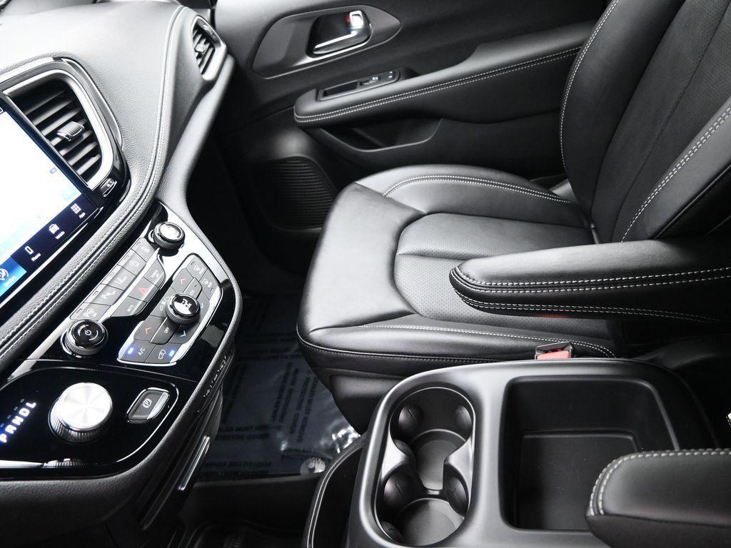 new 2025 Chrysler Pacifica car, priced at $43,207