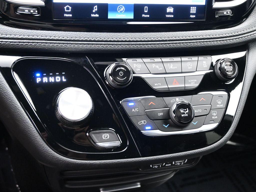 new 2025 Chrysler Pacifica car, priced at $43,207