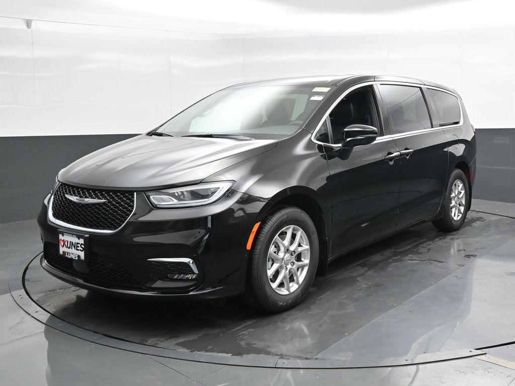 new 2025 Chrysler Pacifica car, priced at $43,207