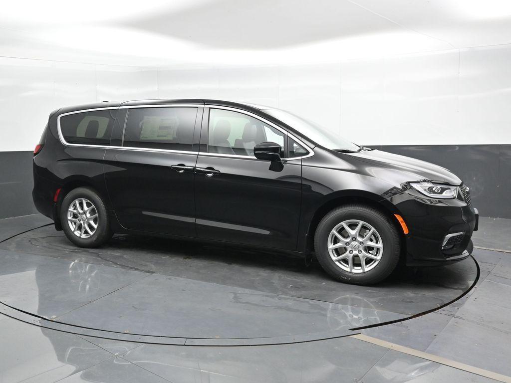 new 2025 Chrysler Pacifica car, priced at $43,207