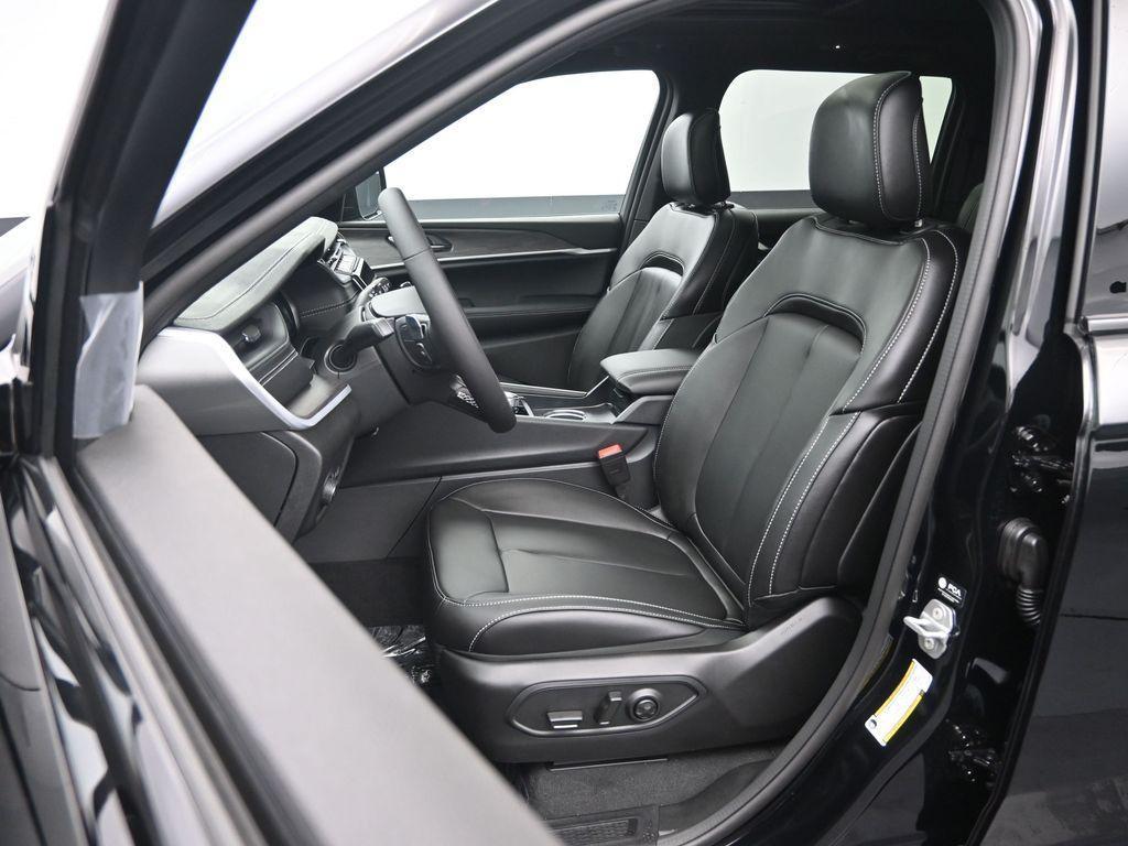 new 2025 Jeep Grand Cherokee car, priced at $48,595