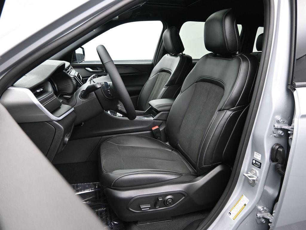 new 2025 Jeep Grand Cherokee car, priced at $46,595