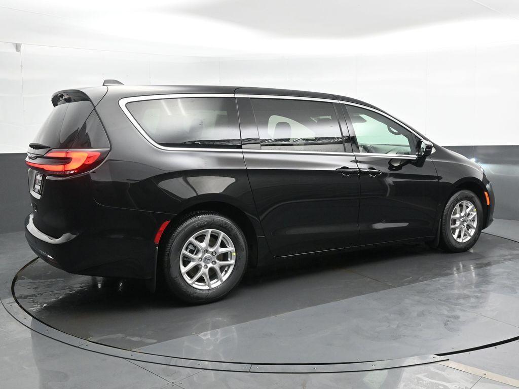 new 2025 Chrysler Pacifica car, priced at $41,320